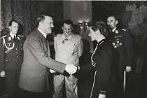 První Železný kříž 2. třídy udělil Adolf Hitler Hanně Reitschové v přítomnosti Hermanna Göringa v březnu 1941. O tři roky později jej dostala od Hitlera opět. A navrhla mu, že se stane sebevražednou pilotkou střel V-1