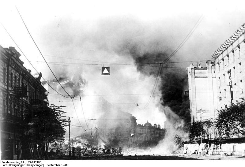 Němci bombardují Kyjev během ofenzívy v srpnu a září 1941