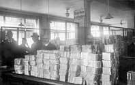 Katastrofální devalvace měny v Německu v roce 1923. Na snímku pokladna Říšské banky v říjnu toho roku