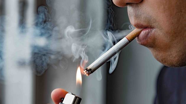 Zákaz kouření v restauracích začal platit před šesti lety. Čtvrtina lidí ale podle primáře hradecké plicní kliniky kouří dál. Ilustrační foto.