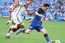 Argentinský mág Lionel Messi (vpravo) se snaží přesprintovat německé fotbalisty.