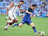 Argentinský mág Lionel Messi (vpravo) se snaží přesprintovat německé fotbalisty.