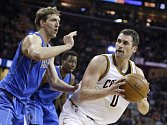 Kevin Love z Clevelandu (vpravo) a Dirk Nowitzki z Dallasu. 