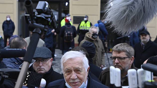 Bývalý prezident Václav Klaus 17. listopadu 2020 na Národní třídě v Praze hovoří s novináři