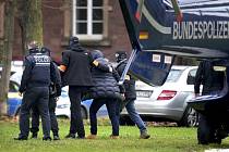 Policisté v německém Karlsruhe odvádějí podezřelého, kterého zatkli při zátahu proti krajně pravicovým extremistům, 7. prosince 2022