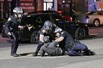 Policisté v  New Yorku zatýkají muže během protestů proti policejnímu násilí