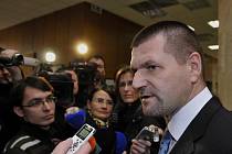 Slovenská policie podezírá bývalého ministra výstavby a současného poslance parlamentu Igora Štefanova z machinací při čtyři roky starém kontroverzním tendru za zhruba 119,5 milionu eur (2,9 miliardy korun). 