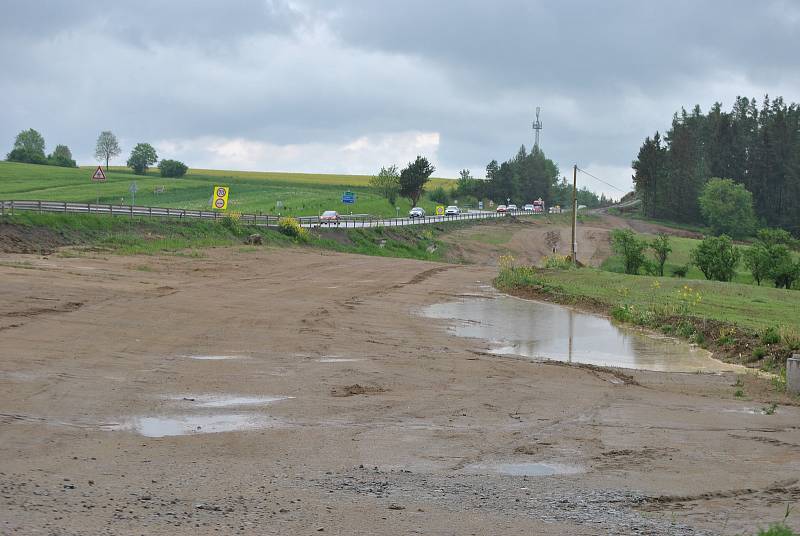 Ministr dopravy Martin Kupka (ODS) se přijel podívat, jak pokračuje výstavba  úseku dálnice D4 mezi Příbramí a Pískem.