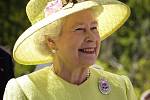 Královna Alžběta je také moderní dáma. Na její popud vznikl kanál na YouTube, facebooková stránka či účet na Twitteru, dále také už dávno využívá i mobilní telefon, na kterém denně píše svým vnukům.