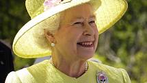 Královna Alžběta je také moderní dáma. Na její popud vznikl kanál na YouTube, facebooková stránka či účet na Twitteru, dále také už dávno využívá i mobilní telefon, na kterém denně píše svým vnukům.