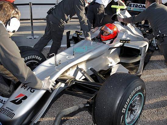 Michael Schumacher při testech ve španělské Valencii.