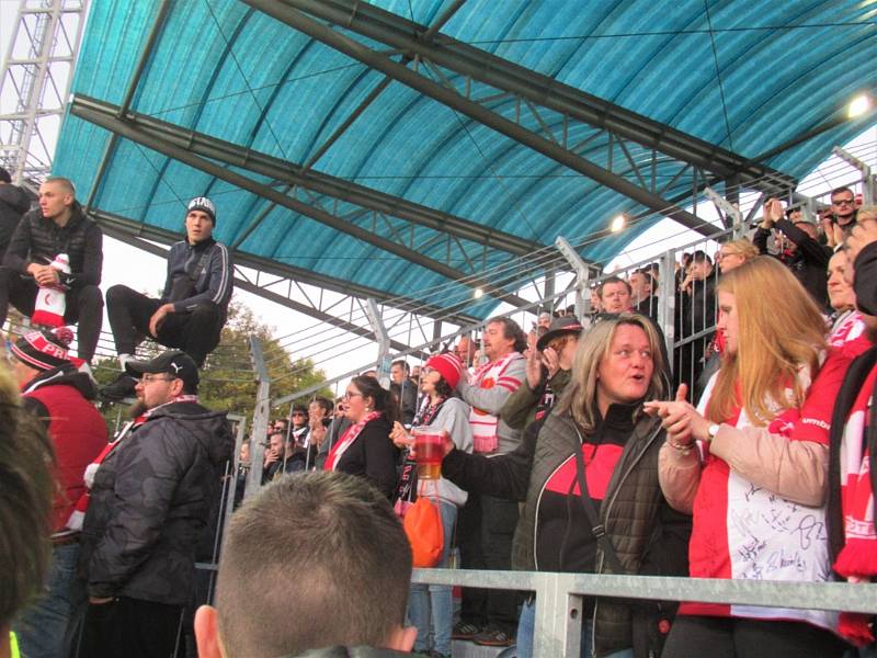 Strakoničtí fanoušci Slavie nemohli chybět na Dynamu. Foto: Jan Malířský