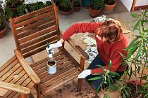 Zahradní nábytek jsou nejlepší napouštěcí oleje či slabovrstvé lazury. Jednovrstvé nátěry se totiž často loupou.
