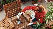 Na zahradní nábytek jsou nejlepší napouštěcí oleje či slabovrstvé lazury. Jednovrstvé nátěry se totiž často loupou.