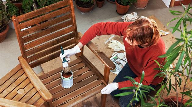 Zahradní nábytek jsou nejlepší napouštěcí oleje či slabovrstvé lazury. Jednovrstvé nátěry se totiž často loupou.