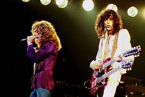 Kytarista Jimmy Page a zpěvák Robert Plant při koncertě kapely Led Zeppelin.