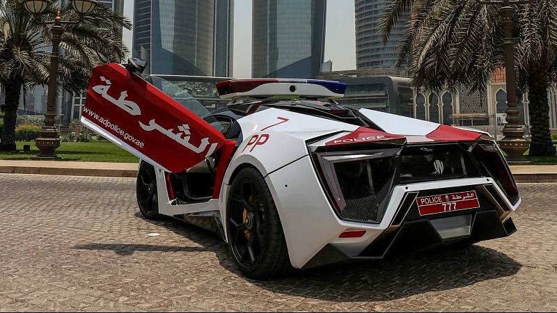 První ze sedmi vyrobených automobilů Lykan HyperSport slouží u policejních složek v Abú Dhabí