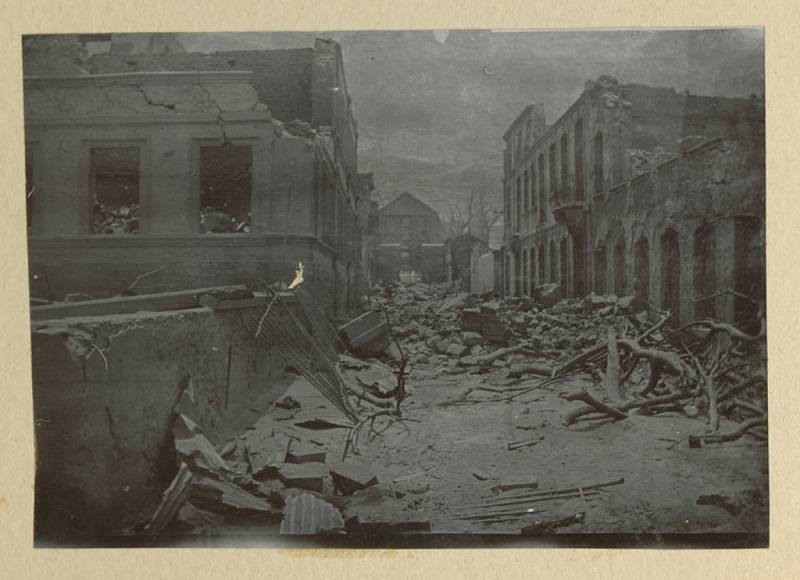 Pohled na zničené město St. Pierre na ostrově Martinik po erupci sopky Mount Pelée v květnu 1902