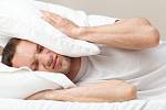 Neklidný spánek může zvyšovat riziko nákazy covidem.