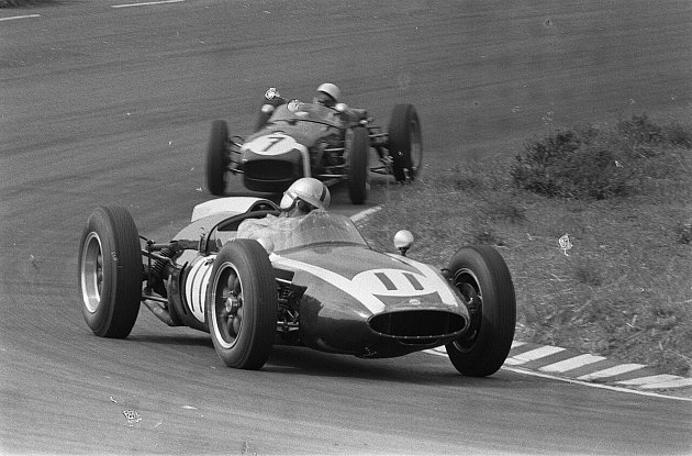 Jack Brabham při závodě v Holandsku v roce 1960, kdy jako jezdec stáje Cooper vybojoval druhý titul mistra světa.