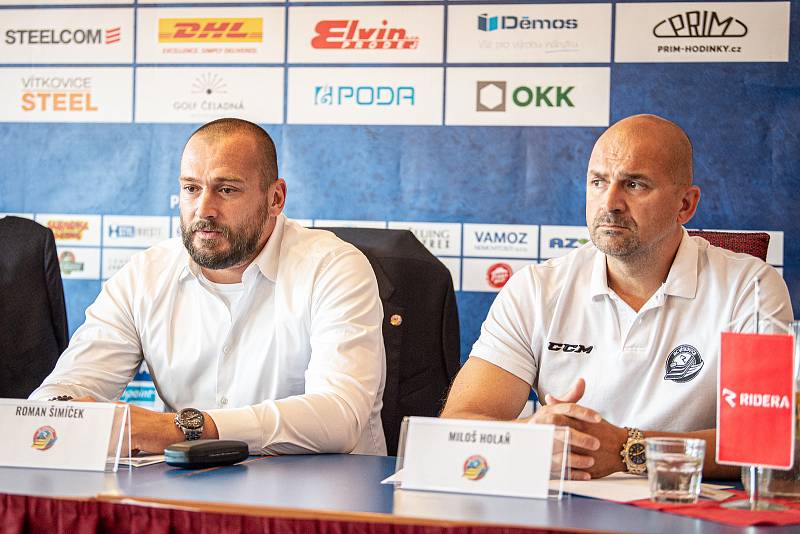 Zleva sportovní ředitel Roman Šimíček a trenér Miloš Holáň vystoupili 6. září 2021 v Ostravě na tiskové konferenci HC Vítkovice Ridera před nadcházející extraligovou sezonou hokejistů.