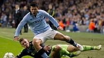 Sergio Agüero z Manchesteru City neustál souboj s Toby Alderweireldem z Ajaxu.