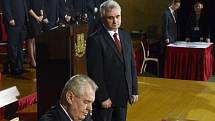 Miloš Zeman (vpředu) složil 8. března ve Vladislavském sále Pražského hradu prezidentský slib a na dalších pět let se ujal prezidentského úřadu. V pozadí přihlíží předseda Senátu Milan Štěch.