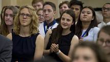Studenti čekají na převzetí ceny při předávání cen vévody z Edinburghu 6. června v sídle ministerstva kultury v Praze.