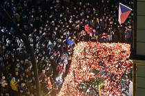 Pohled na zapálené svíčky u památníku událostí 17. listopadu 1989 na Národní třídě v Praze, kde si 17. listopadu 2019 lidé připomínali 30. výročí sametové revoluce