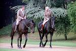 Královna Alžběta II. zbožňovala venkov a jízdu na koni. Stejně tak tvídová saka, jezdecké kalhoty a tartanový vzor. Na snímku s americkým prezidentem Ronaldem Reaganem