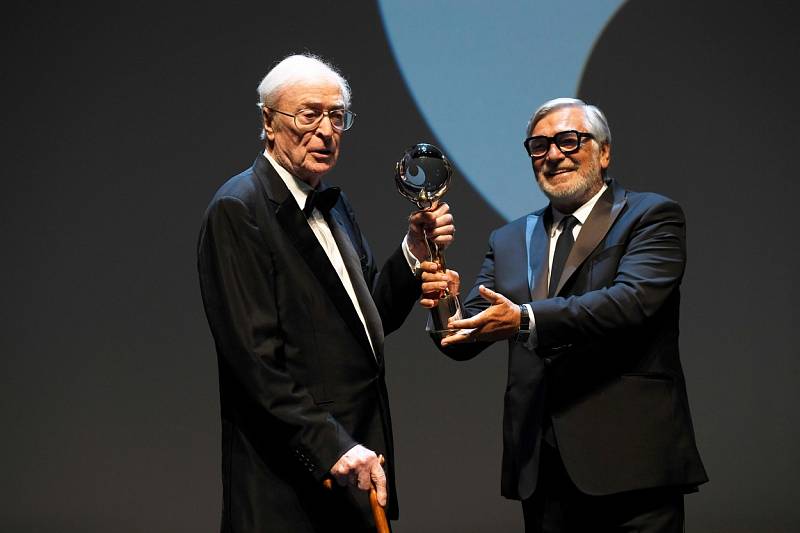 V roce 2021 přijal Michael Caine pozvání Jiřího Bartošky a zúčastnil se slavnostního zahájení 55. Mezinárodního filmového festivalu v Karlových Varech. 