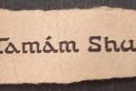 Útržek z knihy Rubáiját, který vyšetřovatelé našli v kapse Somertonského muže. „Tamám Shud“ znamená persky „konec“ či „dokončeno“.