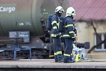 Únik benzolu z poškozené cisterny v nákladním vlaku zastavil 13. ledna odpoledne ve Studénce na Novojičínsku na hodinu a půl dopravu na hlavní železniční trati spojující Ostravu a Prahu. 