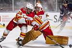 Hokejisté Calgary Flames Oliver Kylington (vlevo) a brankář David Rittich (33) v utkání s Winnipegem Jets v utkání NHL pod otevřeným nebem.