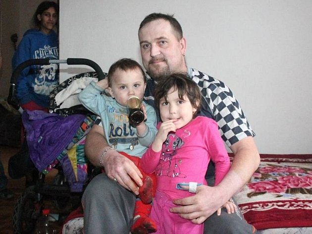 Antonín Skýpala s dětmi Ingrid a Toníkem krátce po návratu z nemocnice v roce 2013.
