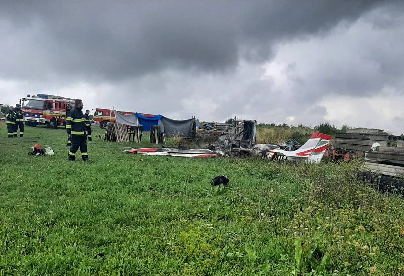 Nedaleko slovenského města Skalica se v pátek zřítilo malé letadlo. Nehodu nepřežili tři lidé. Stroj se po pádu vznítil.