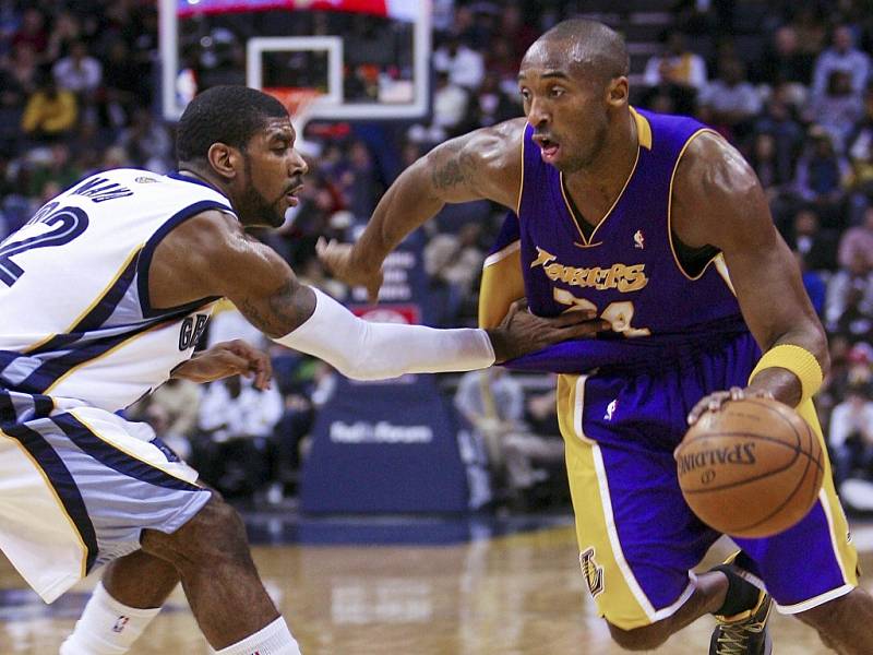 Kobe Bryant (vpravo) je největší hvězdou Los Angeles Lakers. 