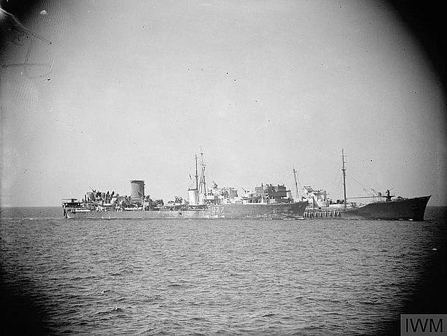 Torpédoborce podporují poškozený tanker Ohio, který se po torpédování a napadení ze vzduchu dostal 21.srpna 1942 bezpečně na Maltu