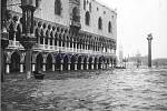 Organizace pomoci a shánění prostředků na opravu Benátek poničených nejhorší povodní v roce 1966 patří dodnes mezi nejvýznamnější počiny Světového památkového fondu.