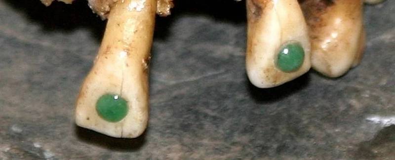 Vykládaný nefrit ve starých mayských zubech