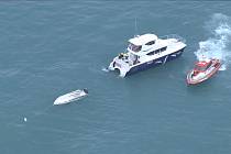 Záchranáři u člunu, který se u novozélandského Jižního ostrova 10. září 2022 převrátil po srážce s velrybou