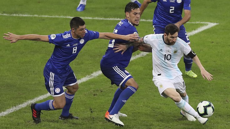 Fotbalista Argentiny Lionel Messi (vpravo) a hráč Paraguaye Gustavo Gomez (vlevo).