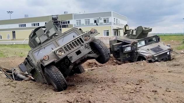 Snímek, který zveřejnilo ruské ministerstvo obrany, údajně zachycuje zničenou techniku americké výroby. Tu měli ruští legionáři bojující na straně Ukrajiny použít v Belgorodské oblasti