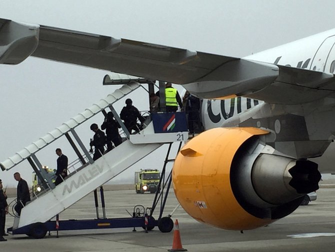 Letadlo německé společnosti Condor dnes kvůli výhrůžnému telefonátu nouzově přistálo v Budapešti. Stroj přepravující 133 cestujících z Berlína do Egypta následně prohledala maďarská policie, která však nic podezřelého neobjevila.