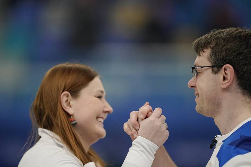 Manželé Zuzana a Tomáš Paulovi v olympijském turnaji smíšených dvojic v curlingu.