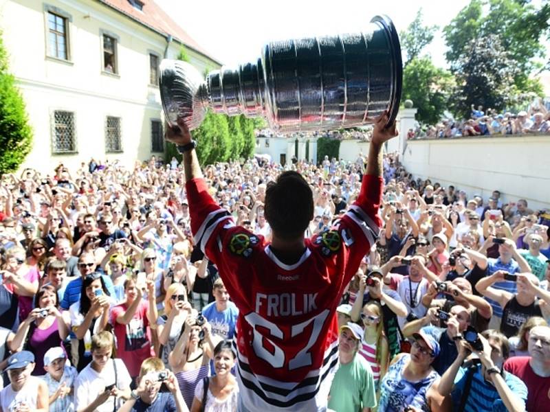 Michael Frolík přivezl slavný Stanley Cup do Kladna.