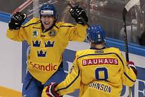 Hokejisté Švédska se radují z gólu proti Rusku.