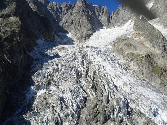 Až 250 tisíc kubických metrů ledu by se mohlo utrhnout z ledovce Planpincieux který se nachází na italské straně masivu Mont Blancu, nejvyšší evropské hory