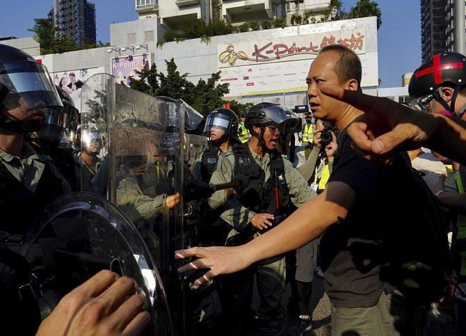 Policie v Hongkongu při snaze rozehnat další vlnu prodemokratických demonstrací
