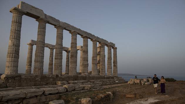 Rozvaliny Posedónova chrámu na mysu Sunion jižně od Atén